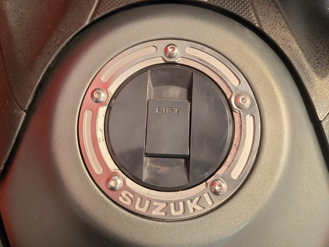 PROTECTOR TAPA DE TANQUE SUZUKI GSR 600/GSX-S 750/INAZUMA/VSTROM 650 ABS/AT/XT