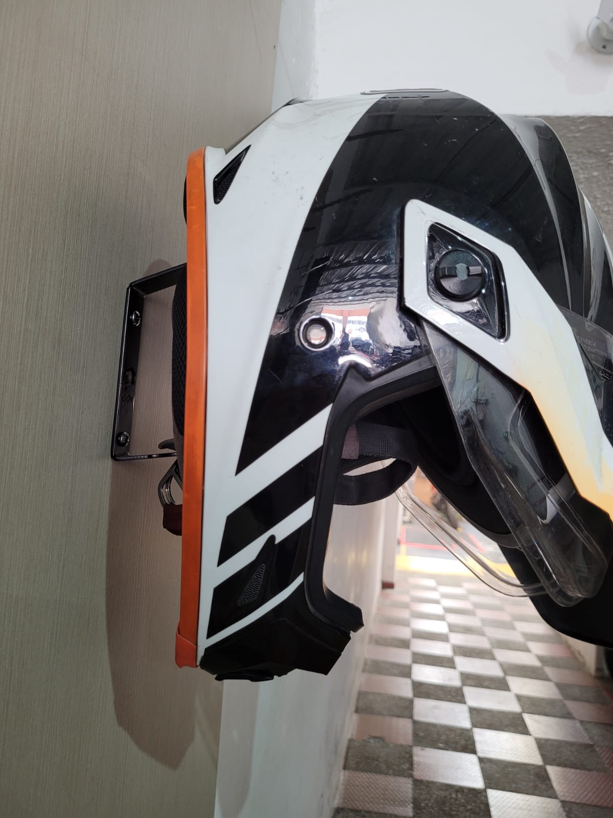 ACC9 - CUELGA CASCO