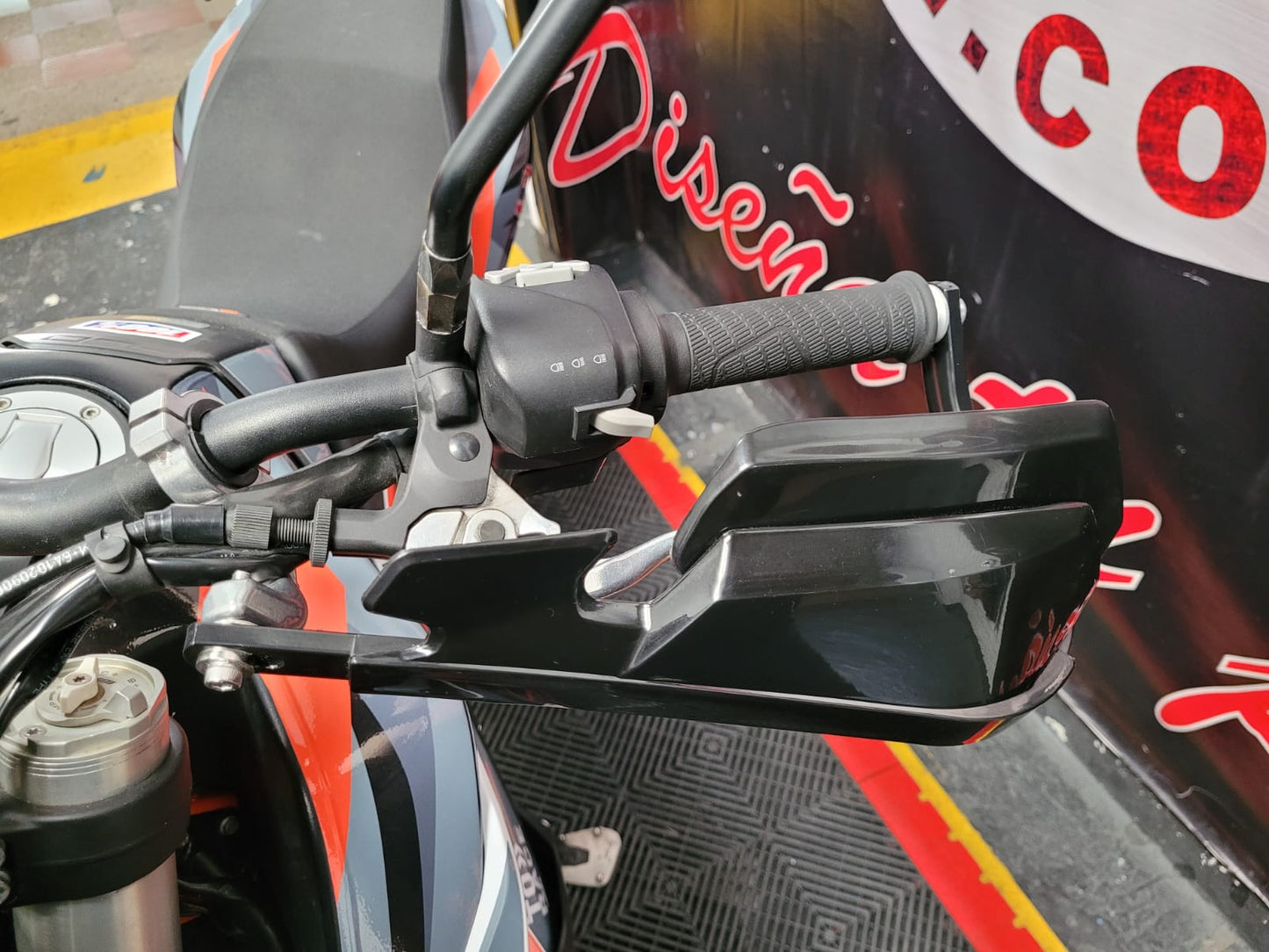 IMP0125 - HAND SAVERS TOURING CON ALMA DE ACERO