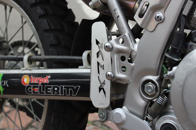 REAR BRAKE PISTON PROTECTOR