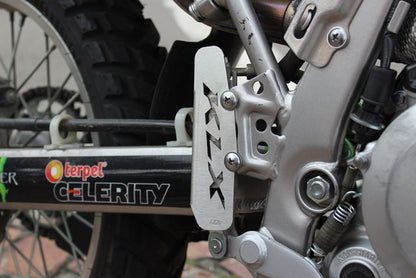 KLX250PPFT - PROTECTOR PISTON FRENO TRASERO